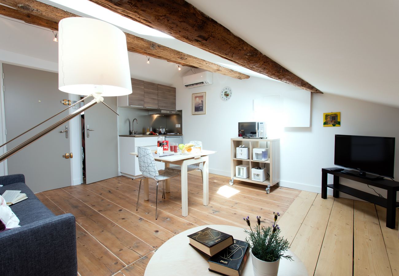Elia Méditérranée - Première Conciergerie - Salon Salon bien éclairée par des velux