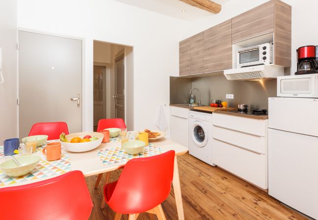Parfum Méditerranée - Première Conciergerie - Cuisine Cuisine équipée avec une table à manger