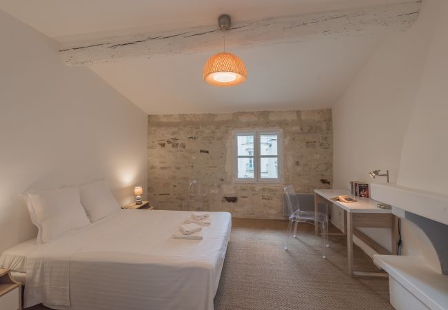 Jardins Écusson - Première Conciergerie - Chambre Chambre spacieuse pour 2 personnes avec vue sur le jardin de la cour
