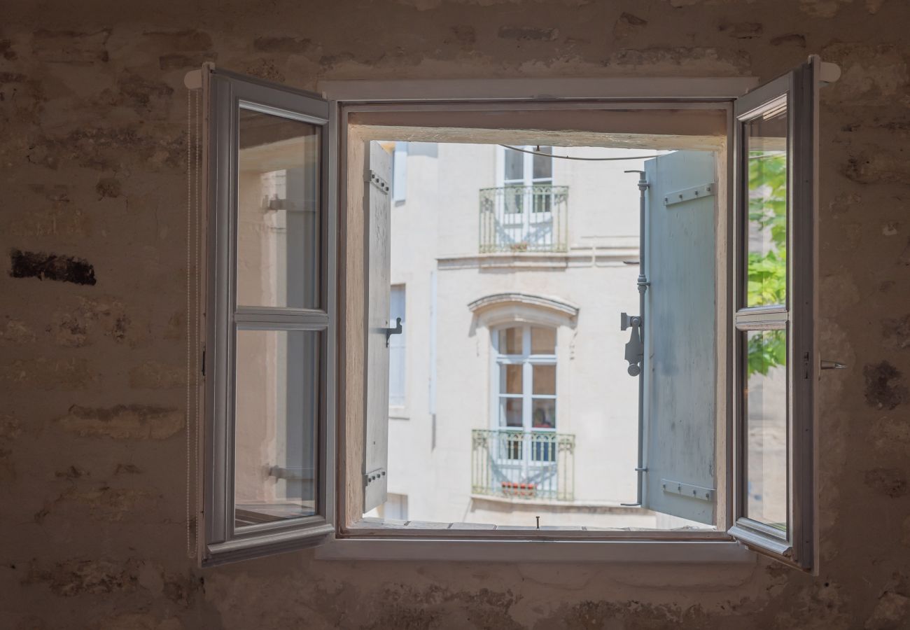 Jardins Écusson - Première Conciergerie - Chambre Fenêtre avec vue sur le jardin