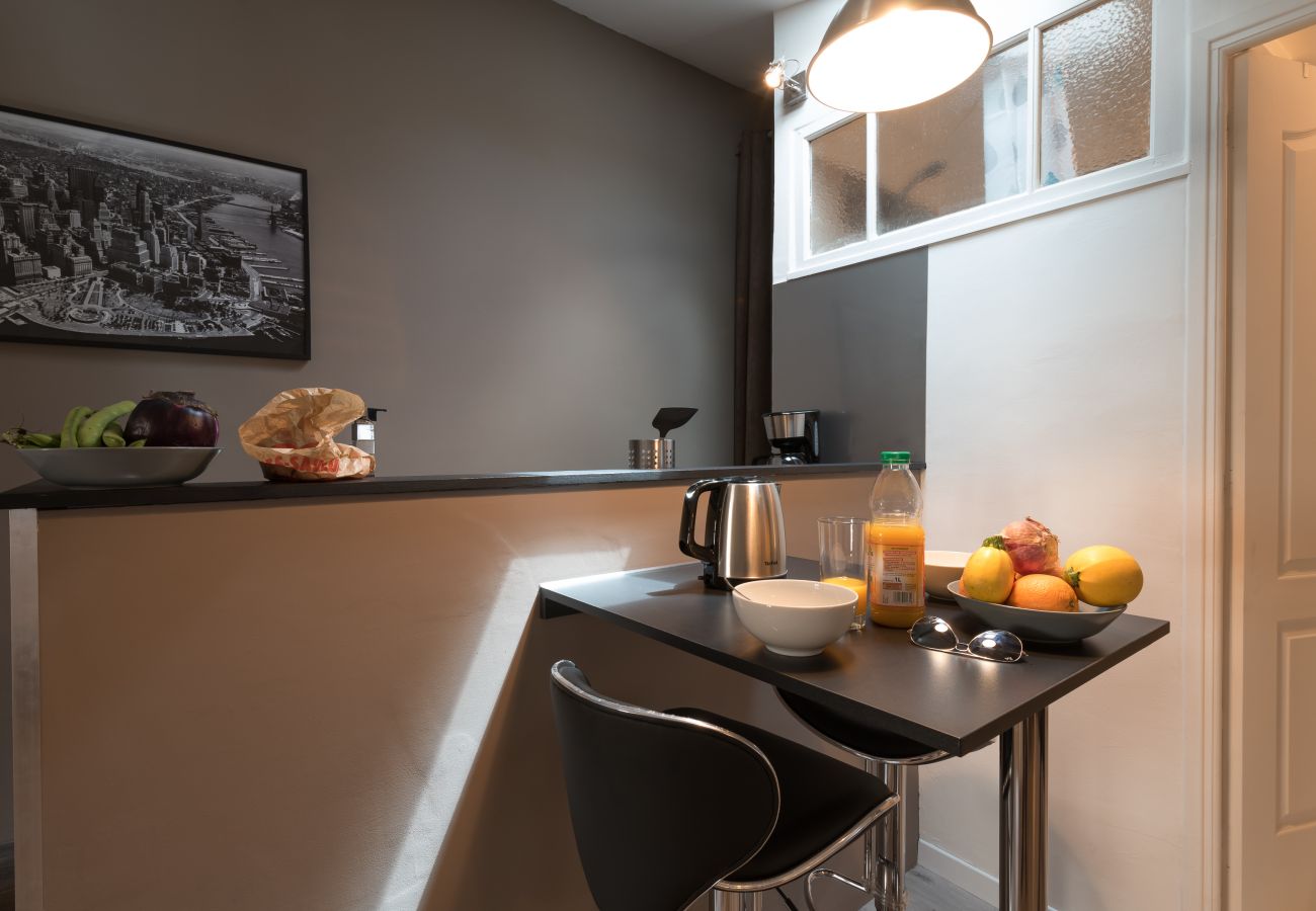 Jardins Écussons - Première Conciergerie - Cuisine Table à manger dans la cuisine