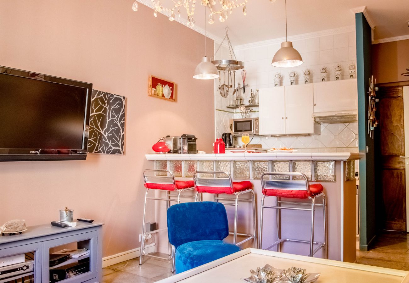 Canourgue - Première Conciergerie - Salon Salon avec une cuisine ouverte et un bar
