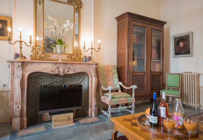 Villa Comédie - Première Conciergerie - Salon Salon avec une belle cheminée