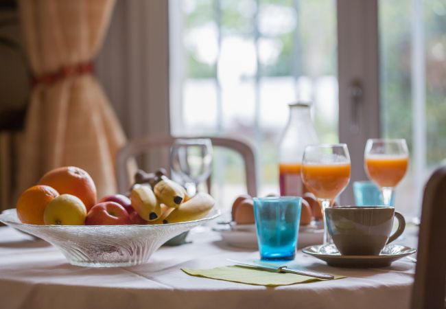 Villa Comédie - Première Conciergerie - Salle à manger Table à manger dans une cuisine bien éclairée