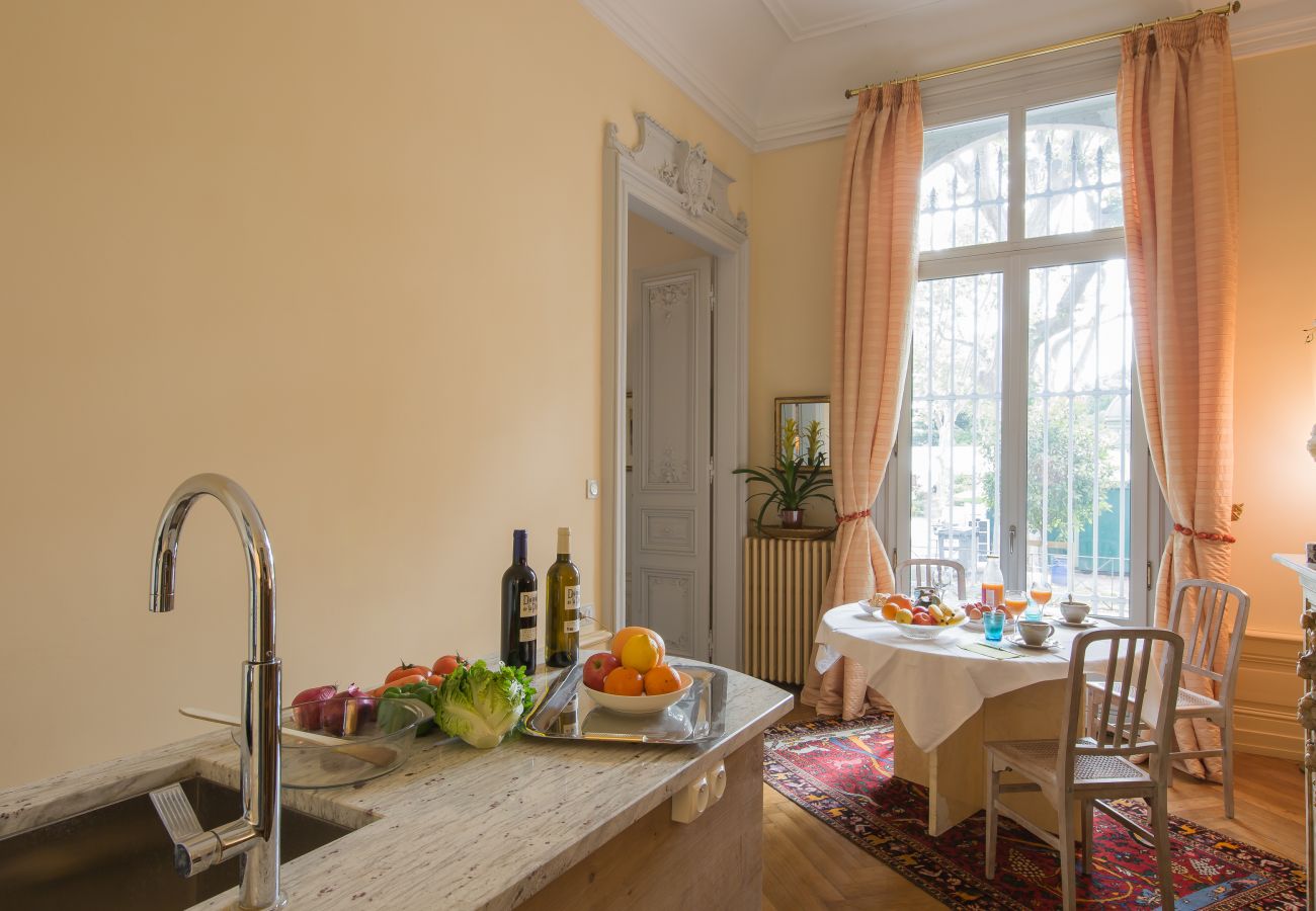Villa Comédie - Première Conciergerie - Cuisine Cuisine avec table à manger