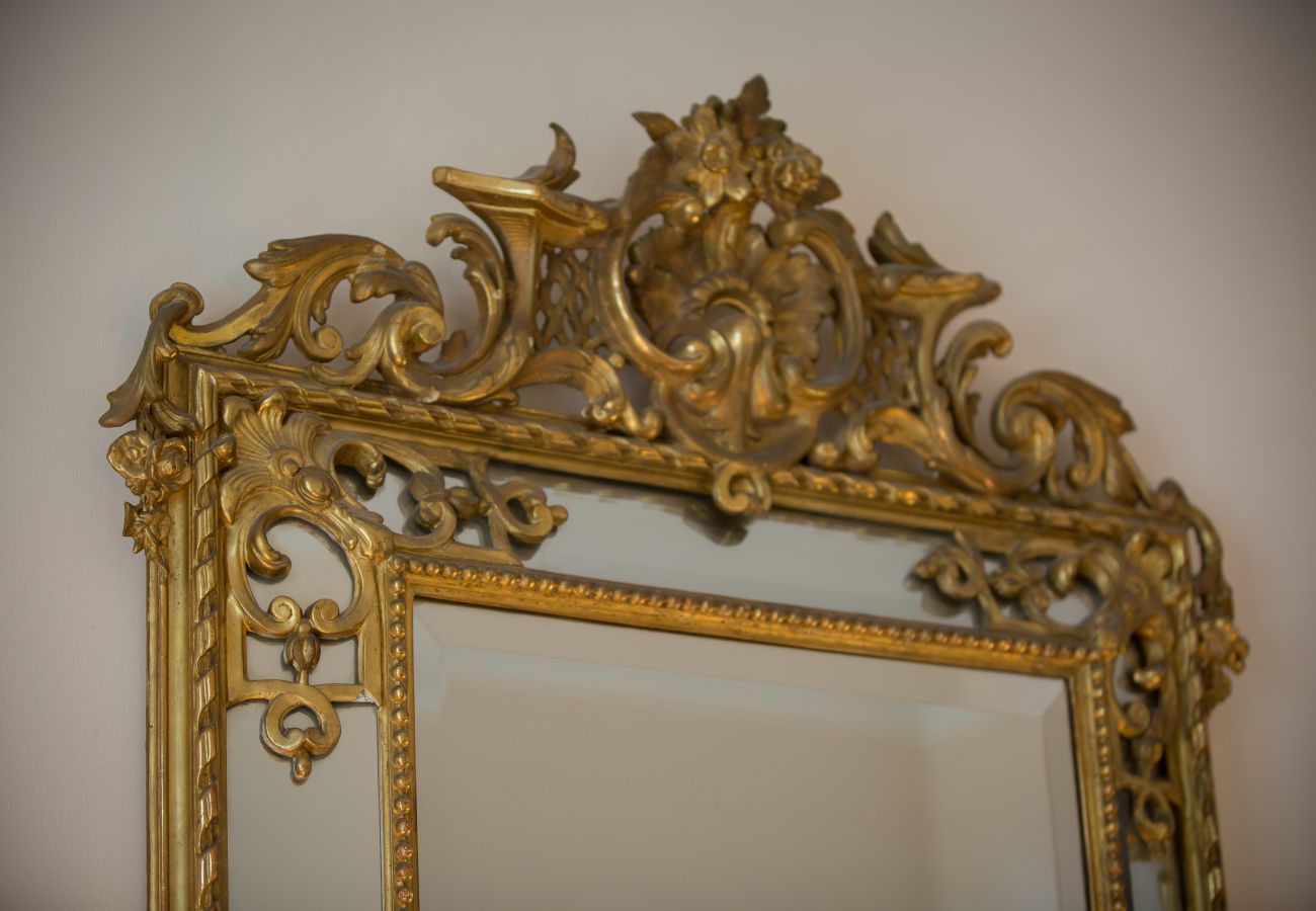 Villa Comédie - Première Conciergerie Miroir à moulures dorées
