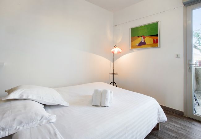 Rooftop Chaptal - Première Conciergerie - Chambre Chambre avec un lit double et un accès à la terrasse extérieure