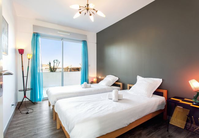 Rooftop Chaptal - Première Conciergerie - Chambre Chambre avec 2 lits simples et un accès à la terrasse extérieur