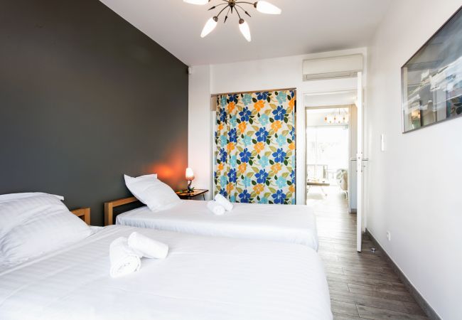 Rooftop Chaptal - Première Conciergerie - Chambre Chambre avec 2 lits simples et un accès à la terrasse extérieure
