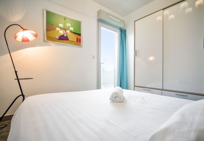 Rooftop Chaptal - Première Conciergerie - Chambre Chambre avec un lit double et un accès à la terrasse extérieure