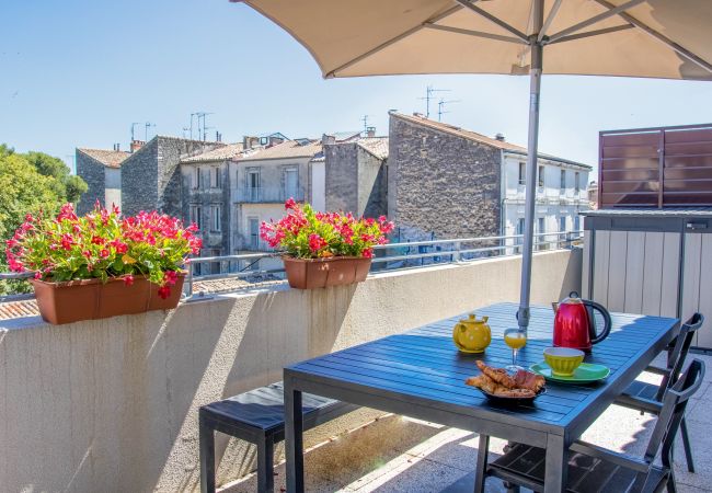 Rooftop Chaptal - Première Conciergerie - Terrasse Grande terrasse avec table à manger et un coin de repos