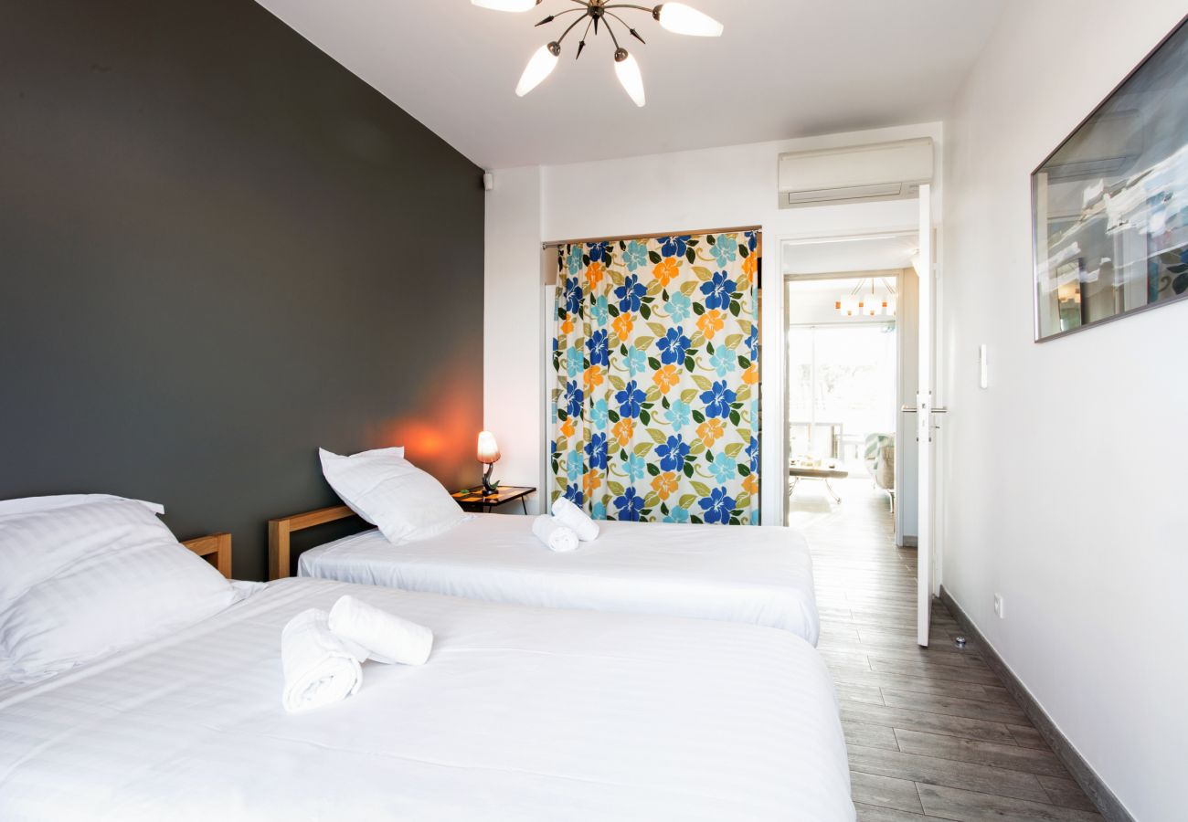 Rooftop Chaptal - Première Conciergerie - Chambre Chambre avec 2 lits simples et un accès à la terrasse extérieure