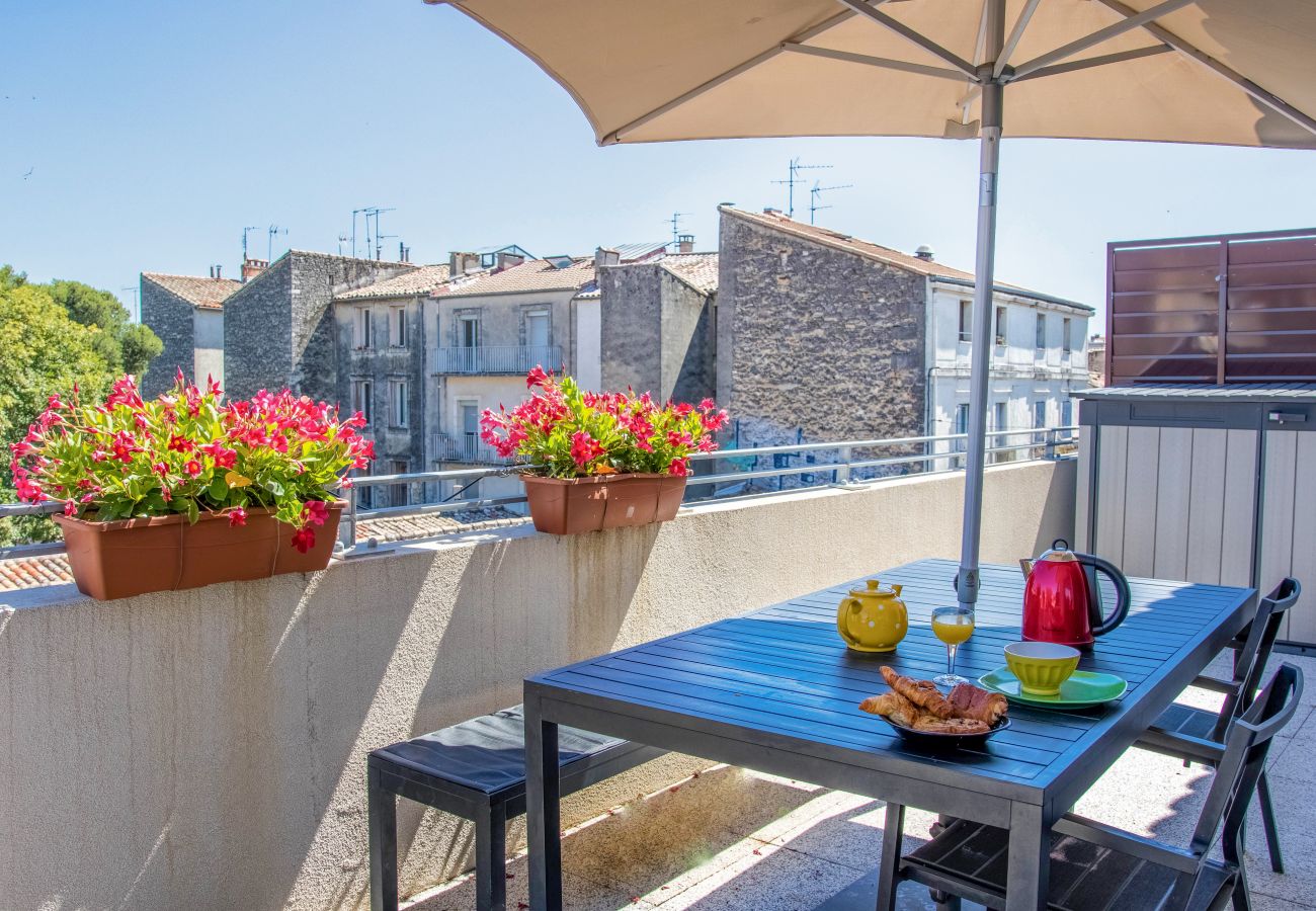 Rooftop Chaptal - Première Conciergerie - Terrasse Grande terrasse avec table à manger et un coin de repos