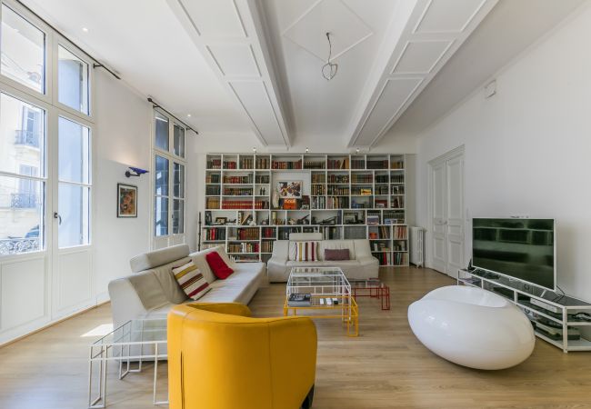 Villa Jeu de Paume - Première Conciergerie - Salon Grand salon lumineux, soigneusement décoré, avec un téléviseur écran plat