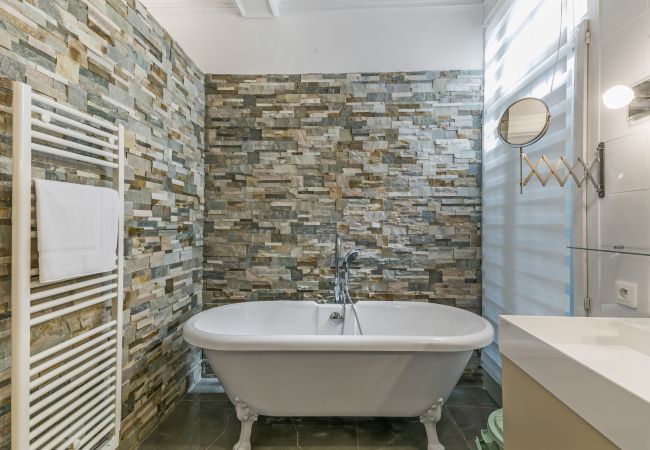 Villa Jeu de Paume - Première Conciergerie - Salle de bain Salle de bain moderne avec une baignoire