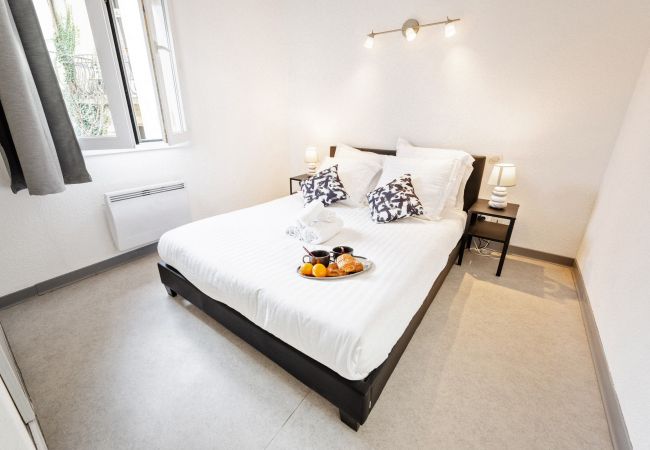 Bain de lumières - Première Conciergerie - Chambre Chambre très éclairée avec un lit 2 places