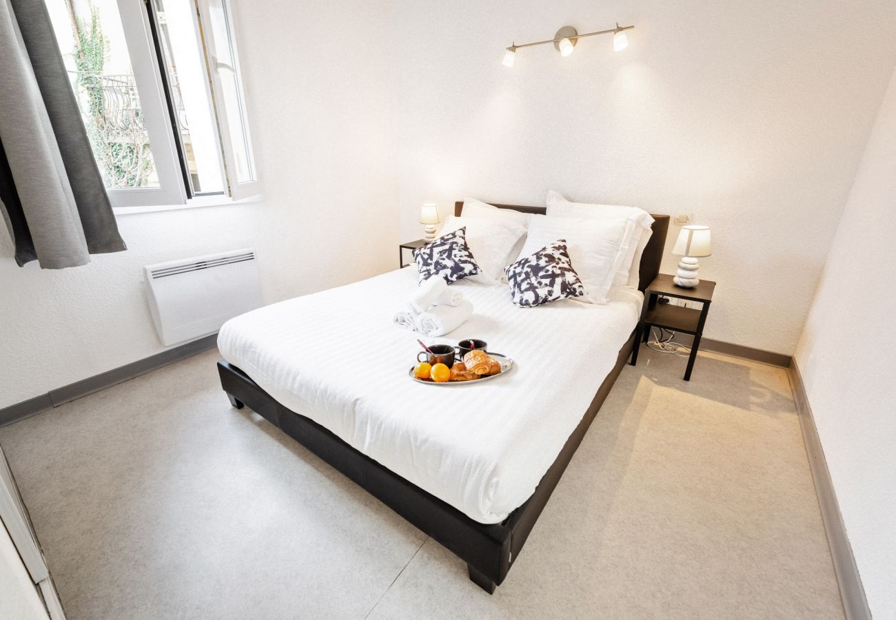 Bain de lumières - Première Conciergerie - Chambre Chambre très éclairée avec un lit 2 places