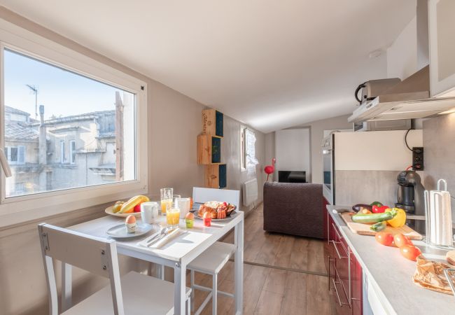 Ciel de Nîmes - Première Conciergerie - Cuisine Cuisine ouverte et équipée, avec une table haute