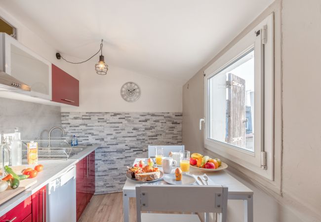Ciel de Nîmes - Première Conciergerie - Cuisine Cuisine ouverte et équipée, avec une table à manger