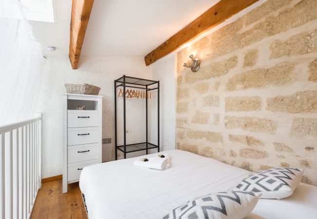 Toits St Come - Première Conciergerie - Chambre Chambre en mezzanine avec un lit double