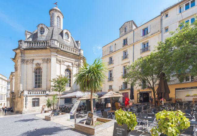 Toits St Come - Première Conciergerie - Extérieur Place avec bars restaurants à proximité