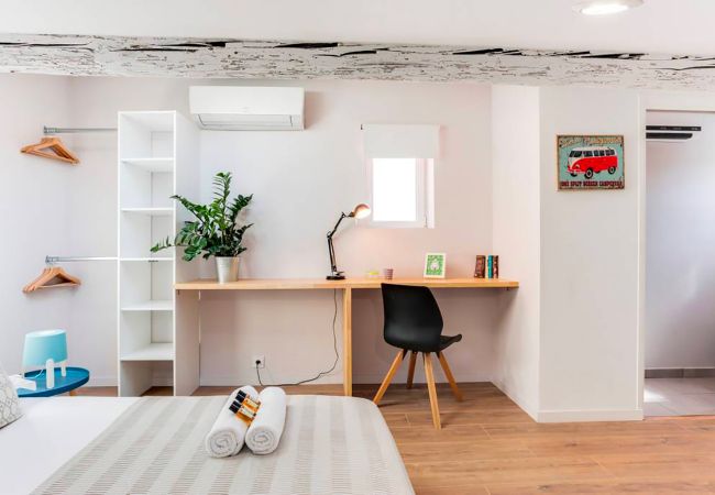 Comédie Etoile - Première Conciergerie - Chambre Chambre avec rangements, salle de bain et un bureau