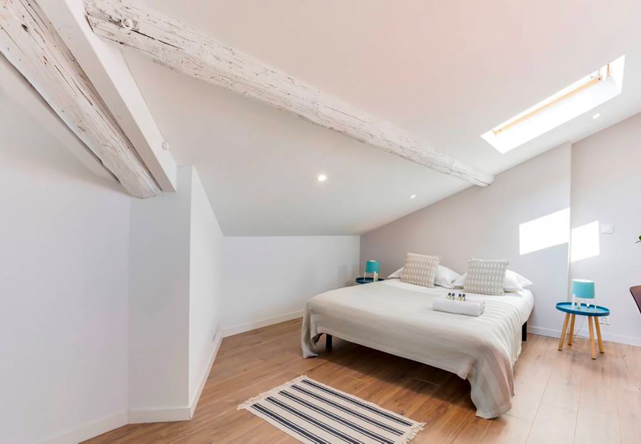 Comédie Etoile - Première Conciergerie - Chambre Coin nuit avec velux