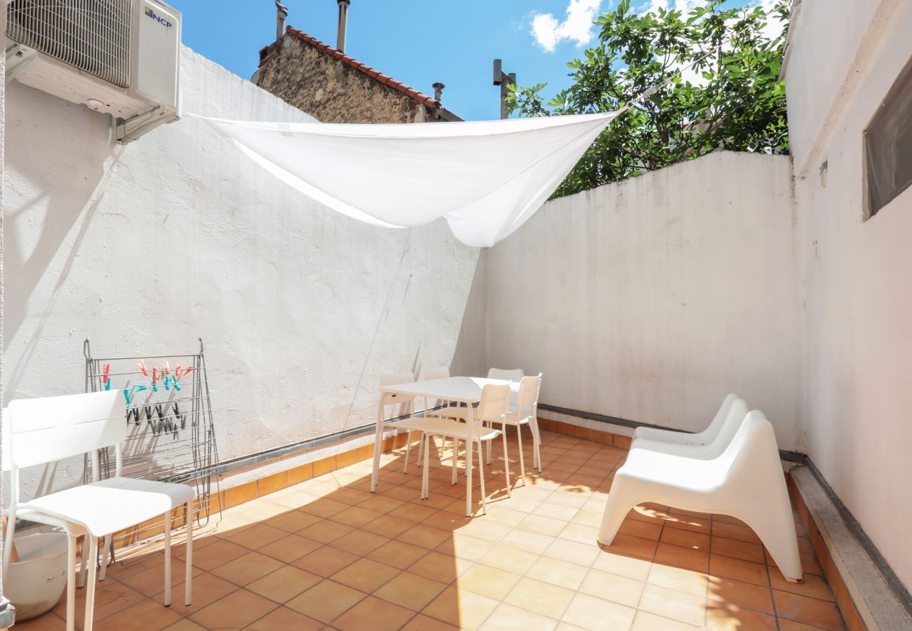 Terrasse Écusson - Première Conciergerie - Terrasse Petite terrasse avec mobilier de jardin