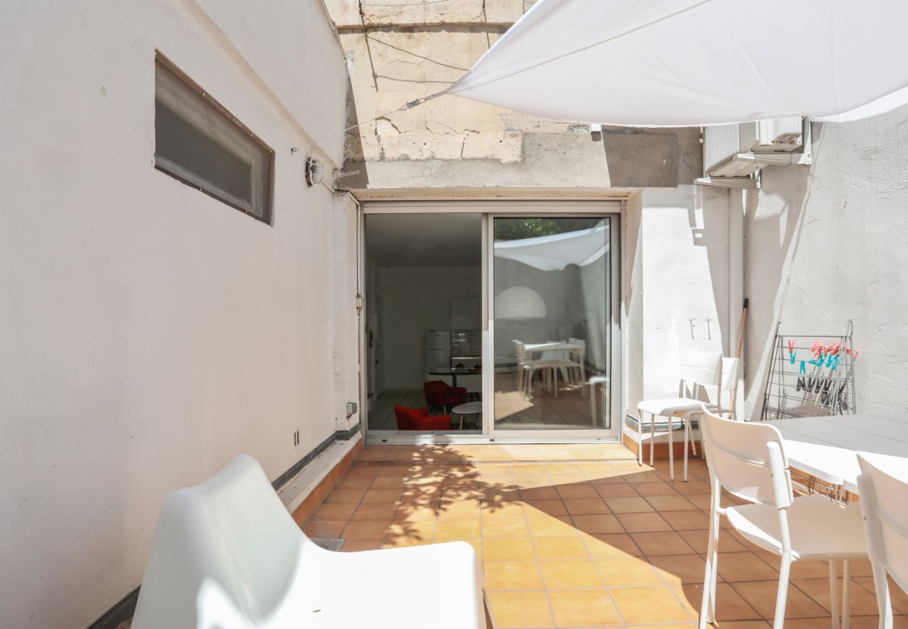 Terrasse Écusson - Première Conciergerie - Terrasse Petite terrasse avec mobilier de jardin