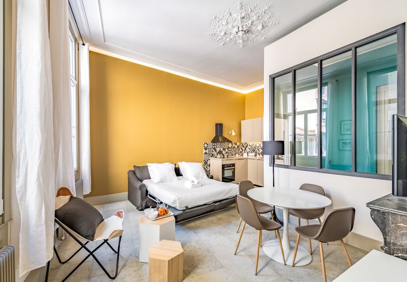 Galerie Argenterie - Première Conciergerie - Salon Grand salon chaleureux avec un canapé lit
